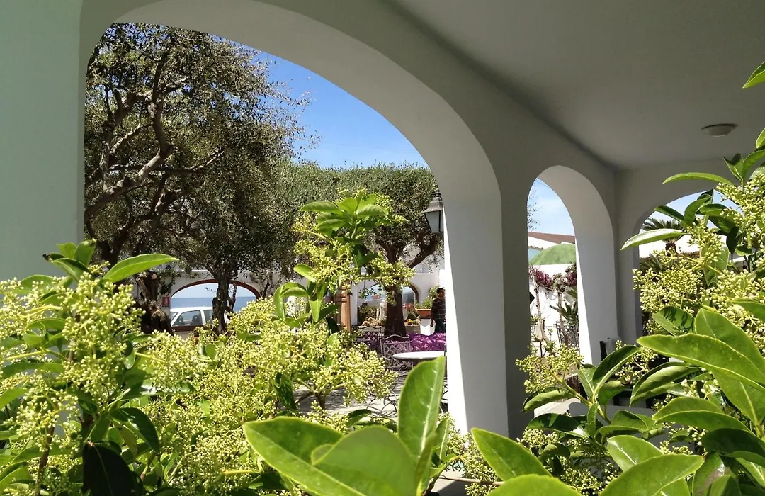 Hotel La Scogliera-1